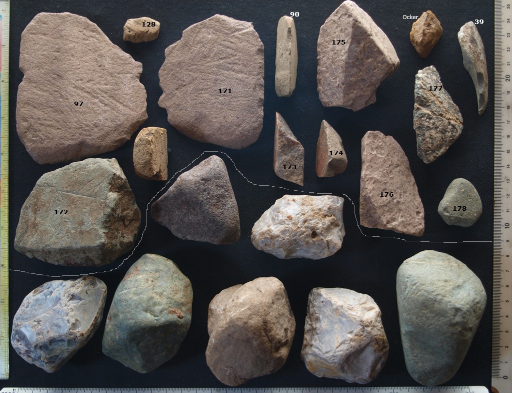 Unter der Linie Steinbearbeitungswerkzeuge, Klopfsteine?